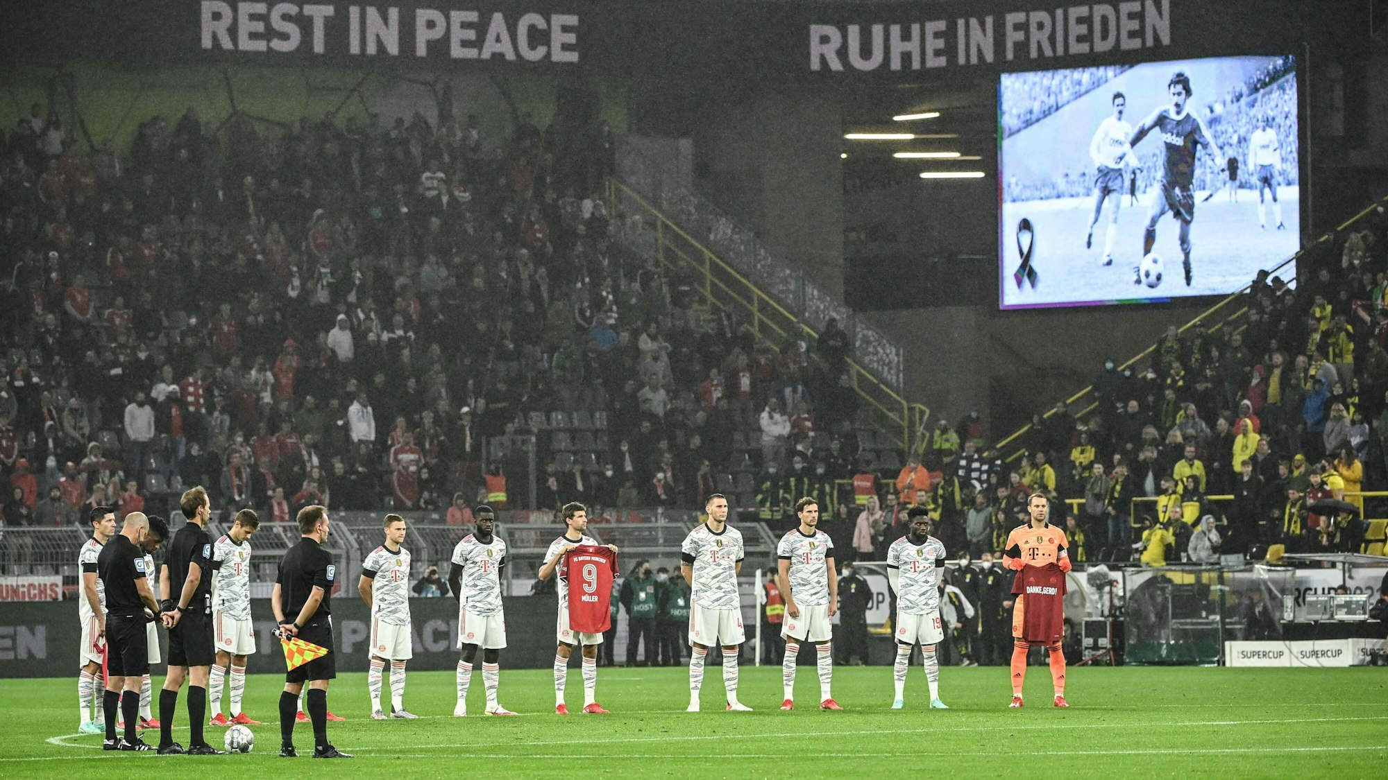 Die Bayern-Stars während der Schweigeminute für Gerd Müller