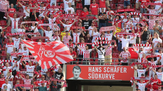 FC-Fans auf der Südtribüne im Rhein-Energie-Stadion