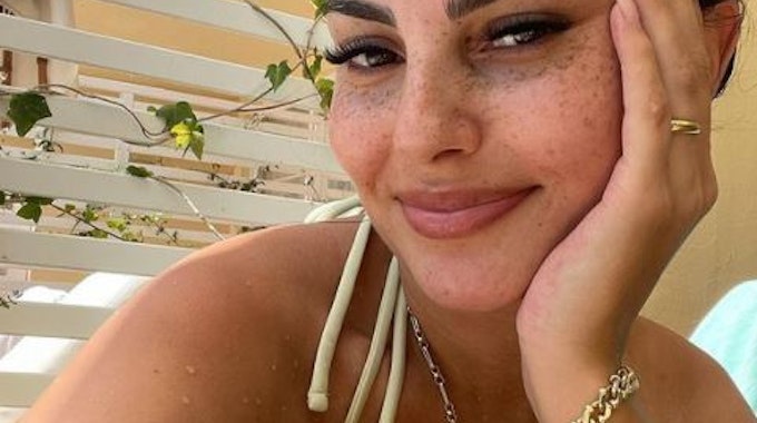 Yeliz Koc lächelt auf einem Foto von August 2021 in die Selfie-Kamera.