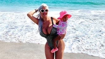 Sophia Vegas posiert mit ihrer Tochter am Strand für ein Instagram-Foto. Die Blondine machte öffentlich, dass bei ihrer Schönheits-OP ein chirurgischer Fehler passiert war.