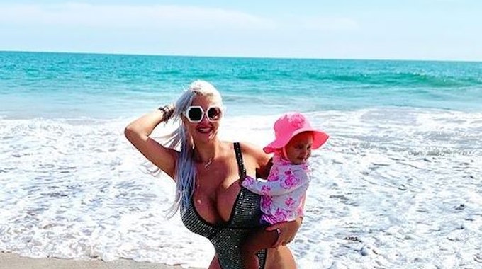 Sophia Vegas posiert mit ihrer Tochter am Strand für ein Instagram-Foto. Die Blondine machte öffentlich, dass bei ihrer Schönheits-OP ein chirurgischer Fehler passiert war.