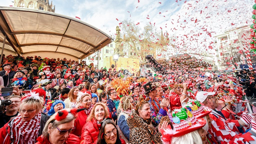 28.02.2019, Köln: Karnevalsjecke feiern auf dem Alter Markt an Weiberfastnacht den Auftakt des Straßenkarnevals in der Domstadt. Foto: Uwe Weiser (Stringer) - Karneval, Weiberfastnacht
