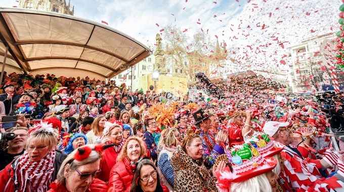 Karnevalsjecke feiern auf dem Alter Markt an Weiberfastnacht den Auftakt des Straßenkarnevals in Köln 2019.