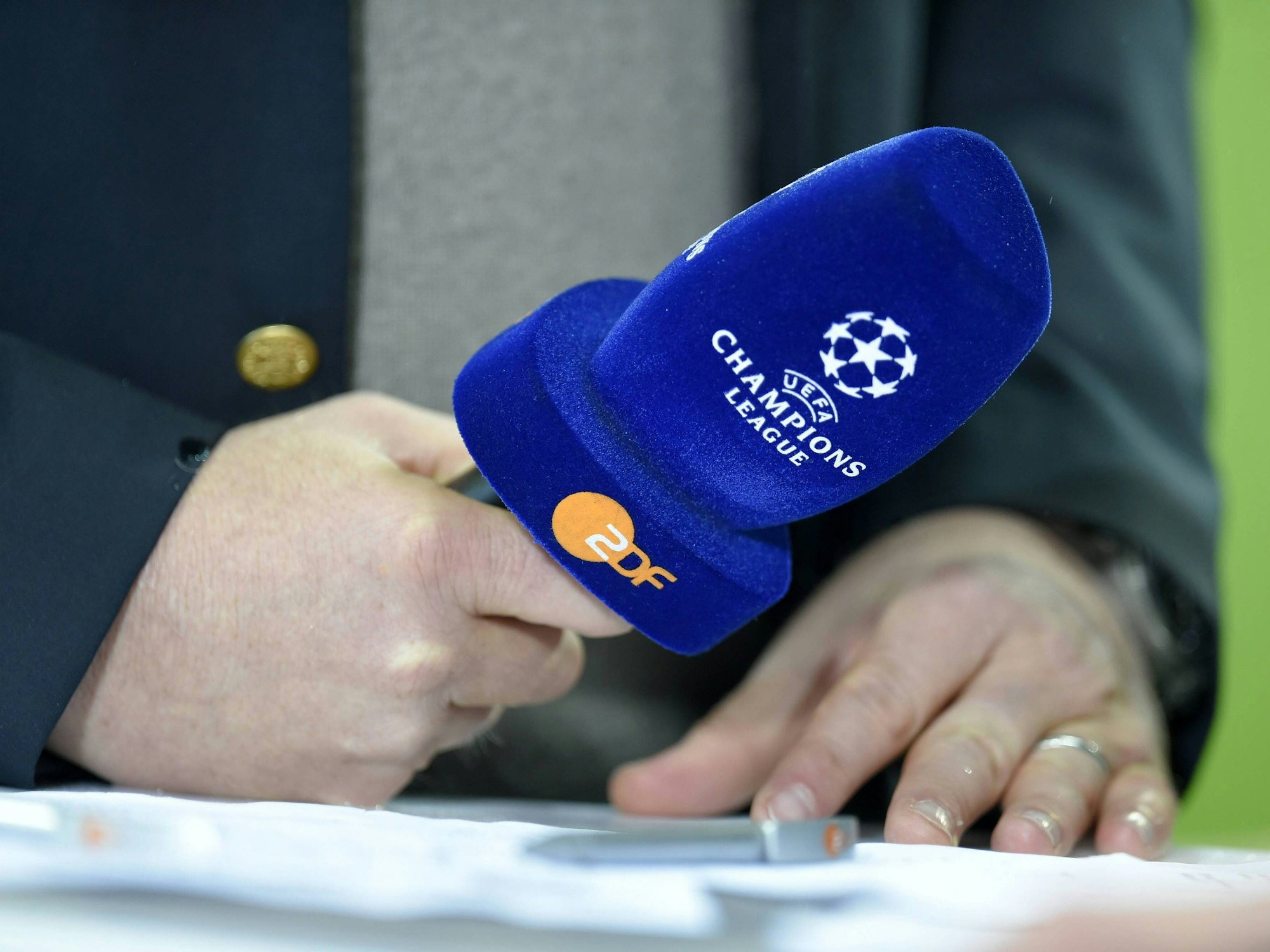 Das ZDF-Mikro während einer Champions-League-Übertragung im November 2014.