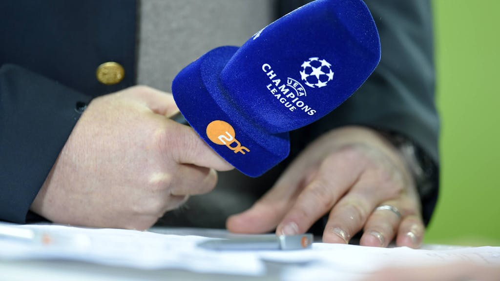Das ZDF-Mikro während einer Champions-League-Übertragung im November 2014.