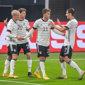 Luca Waldschmidt bejubelt ein Tor für die deutsche Nationalmannschaft gegen Tschechien.