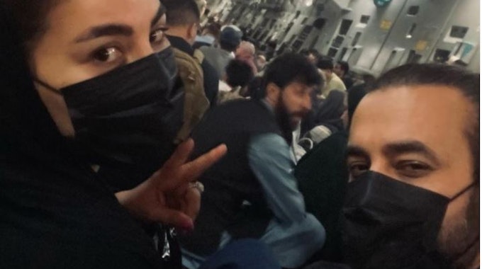 Der afghanische Superstar Aryana Sayeed teilt auf Instagram am 17. August ein Selfie aus einem Militärflieger, der sie von Kabul nach Doha bringt. Screenshot wurde am 18. August gemacht.