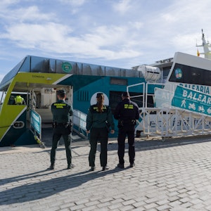 Polizisten vor einer Fähre im Hafen von Ibiza.
