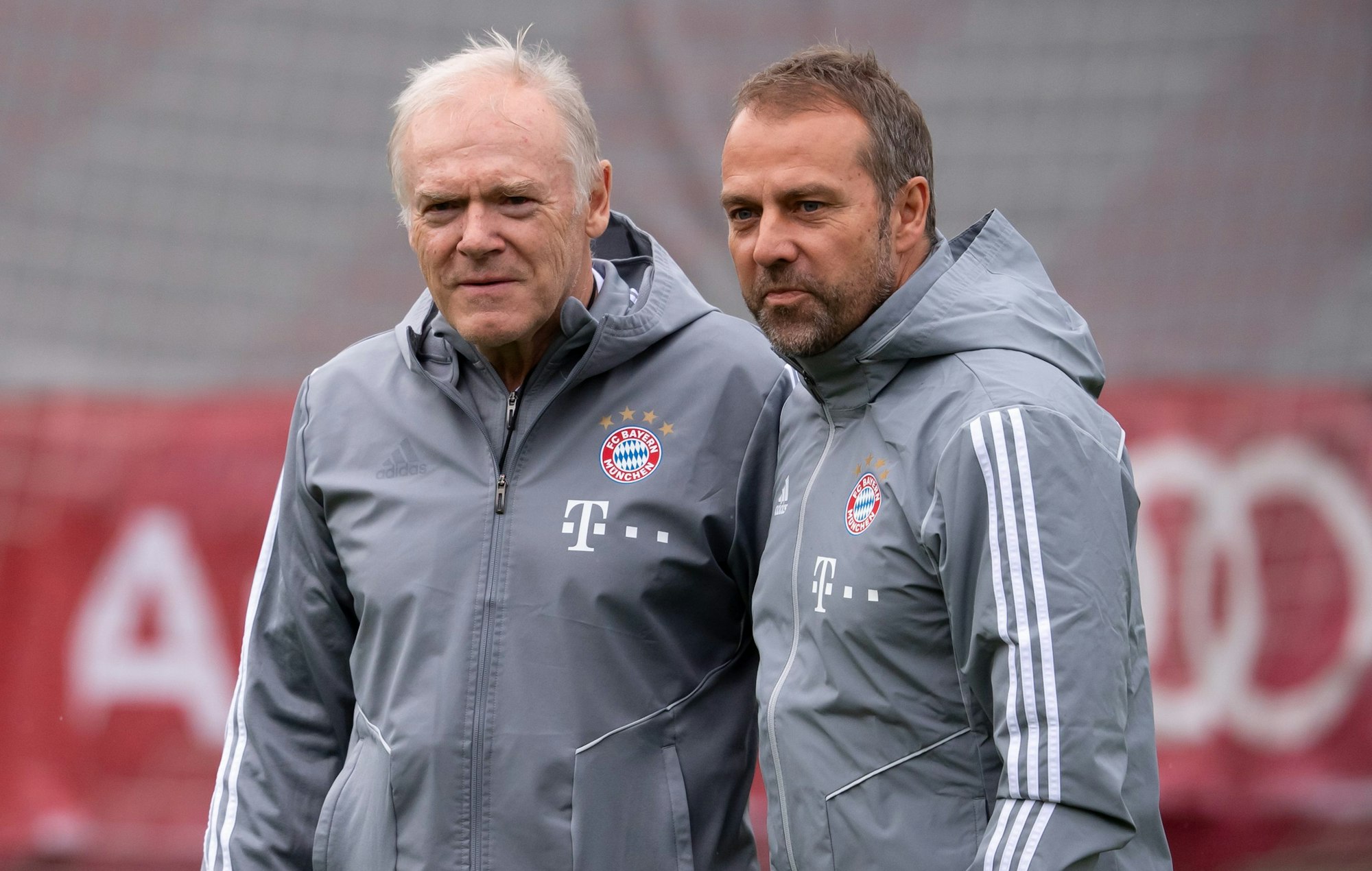 Der damalige Bayern-Trainer Hansi Flick (r) und der damalige Co-Trainer Hermann Gerland stehen auf dem Trainingsgelände an der Säbener Straße.