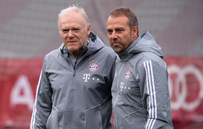 Der damalige Bayern-Trainer Hansi Flick (r) und der damalige Co-Trainer Hermann Gerland stehen auf dem Trainingsgelände an der Säbener Straße.
