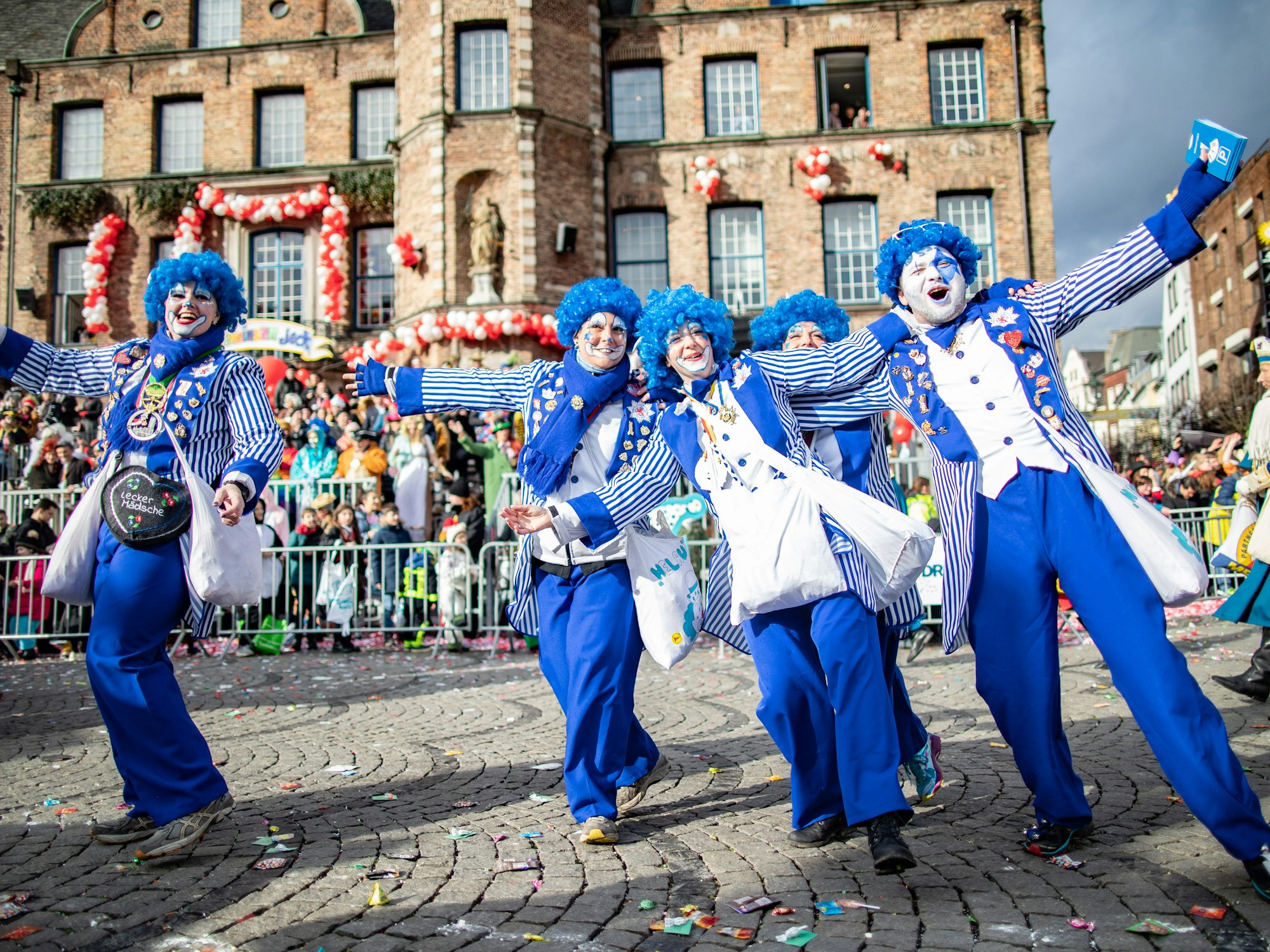 Düsseldorf: Karnevalisten einer Fußgruppe feiern beim Rosenmontagszug 2019.
