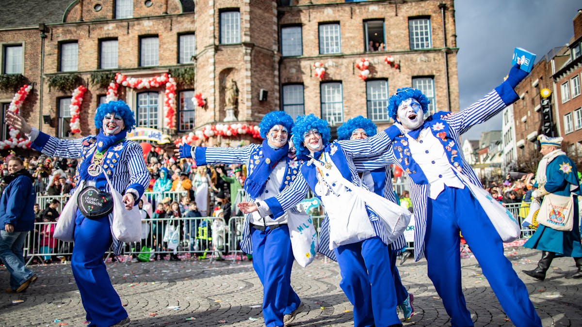 Düsseldorf: Karnevalisten einer Fußgruppe feiern beim Rosenmontagszug 2019.