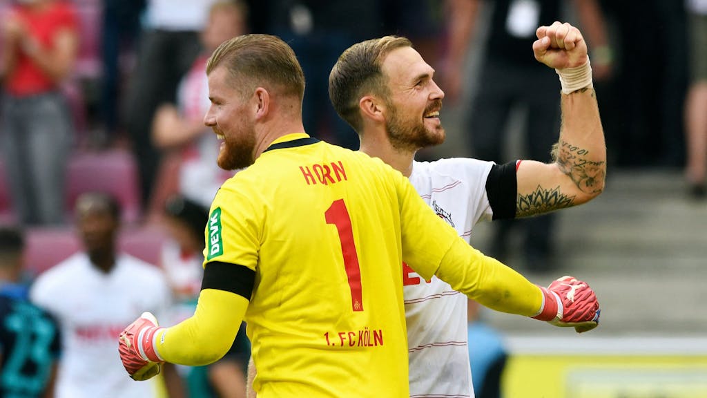 Timo Horn und Rafael Czichos freuen sich über den Sieg des 1. FC Köln gegen Hertha BSC.