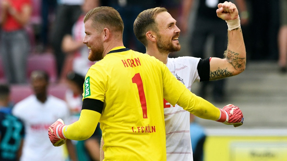 Timo Horn und Rafael Czichos freuen sich über den Sieg des 1. FC Köln gegen Hertha BSC.