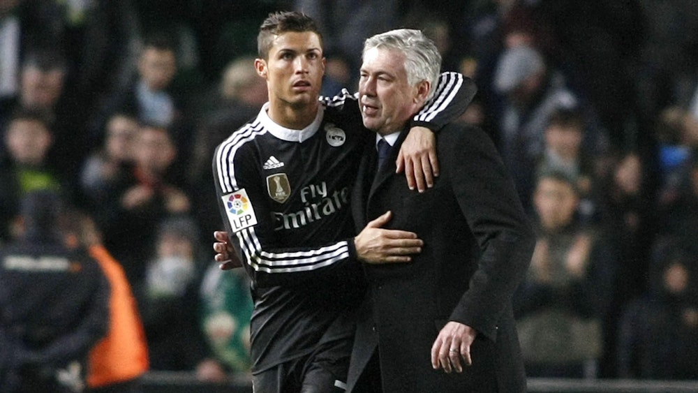 Cristiano Ronaldo nimmt Carlo Ancelotti in den Arm