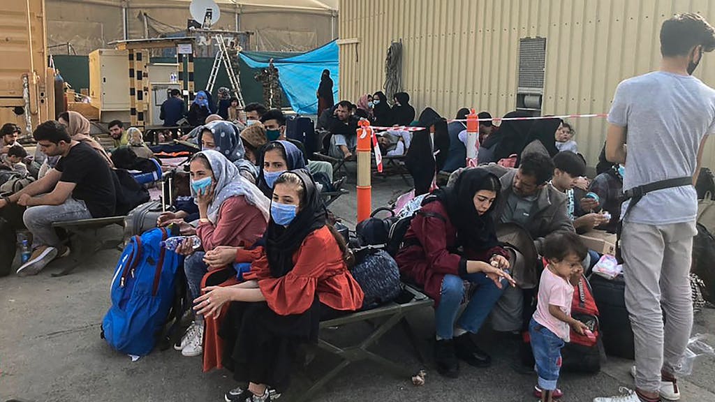 Hunderte Afghanen harren nach der Machtübernahme der Taliban am Flughafen in Kabul aus. Sie alle wollen einen Platz in einem der Evakuierungsflieger bekommen.