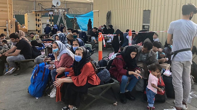 Hunderte Afghanen harren nach der Machtübernahme der Taliban am Flughafen in Kabul aus. Sie alle wollen einen Platz in einem der Evakuierungsflieger bekommen.