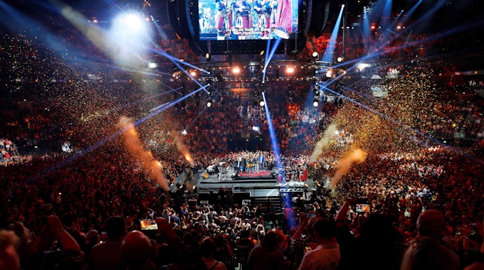 Menschen stehen 2019 vor der Bühne bei Kölle singt in der Lanxess-Arena