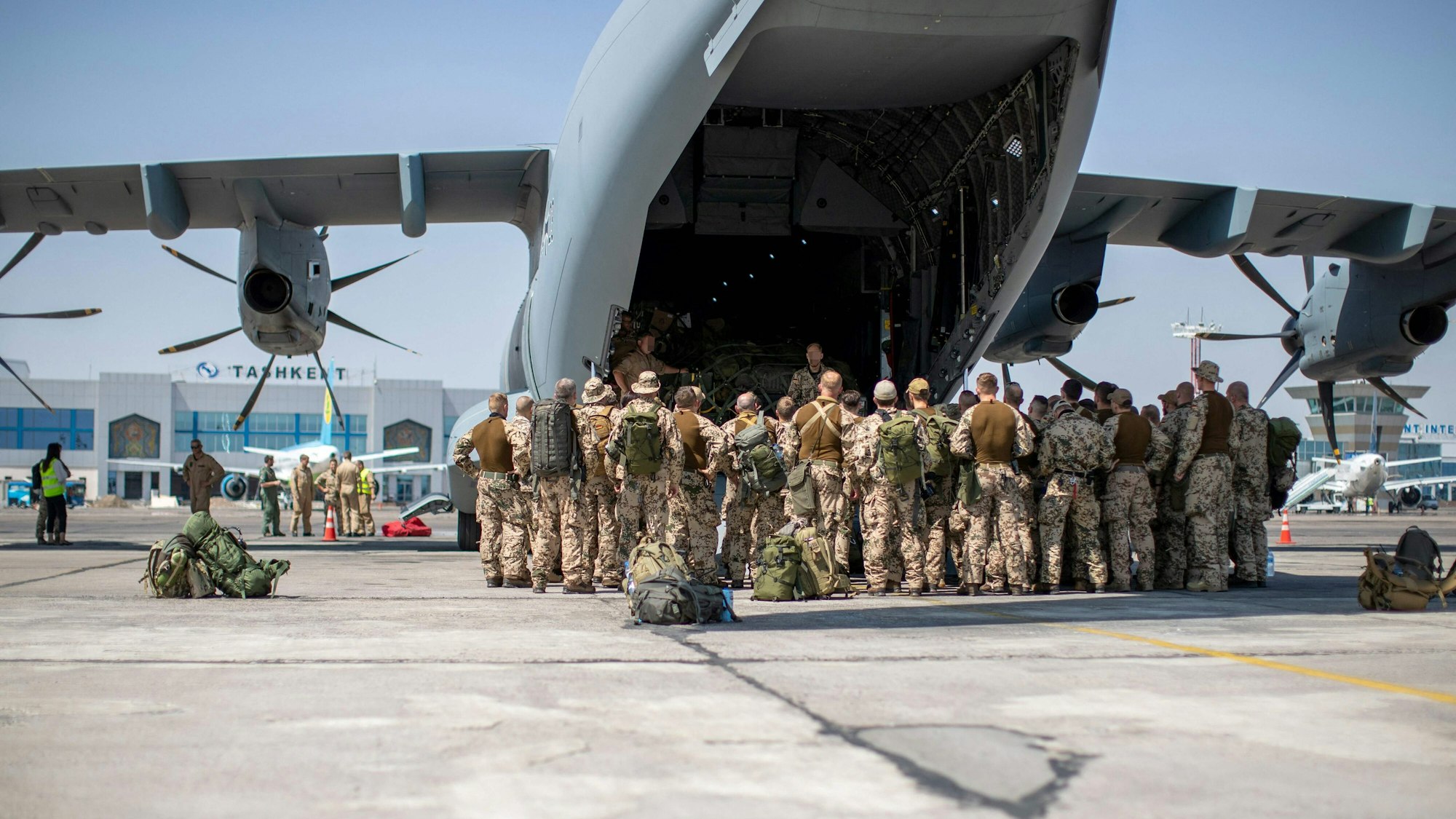 Soldaten stehen am 17. August 2021 auf dem Rollfeld des Flughafens Tashkent in Usbekistan