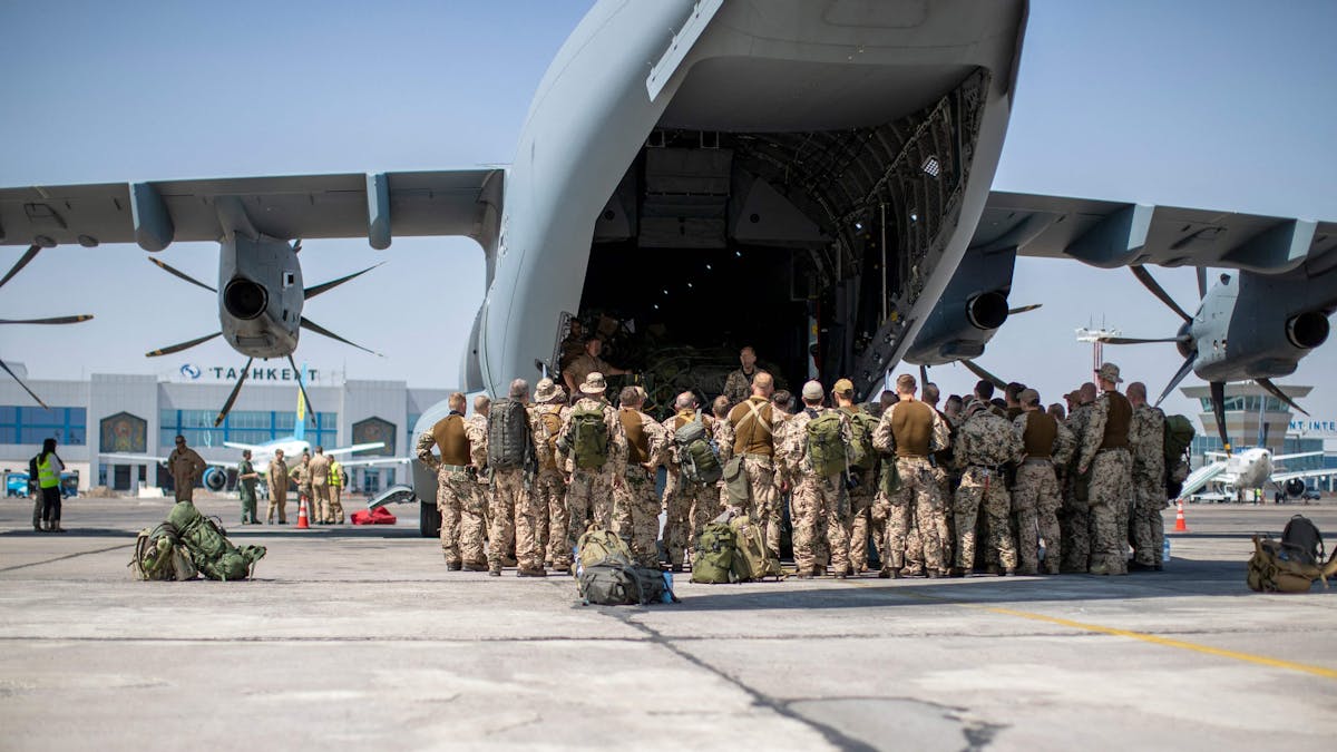 Soldaten stehen am 17. August 2021 auf dem Rollfeld des Flughafens Tashkent in Usbekistan