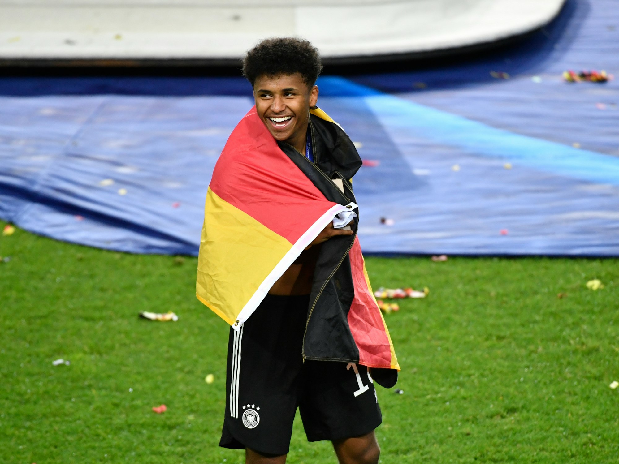 Karim Adeyemi mit Deutschlandfahne nach EM-Sieg