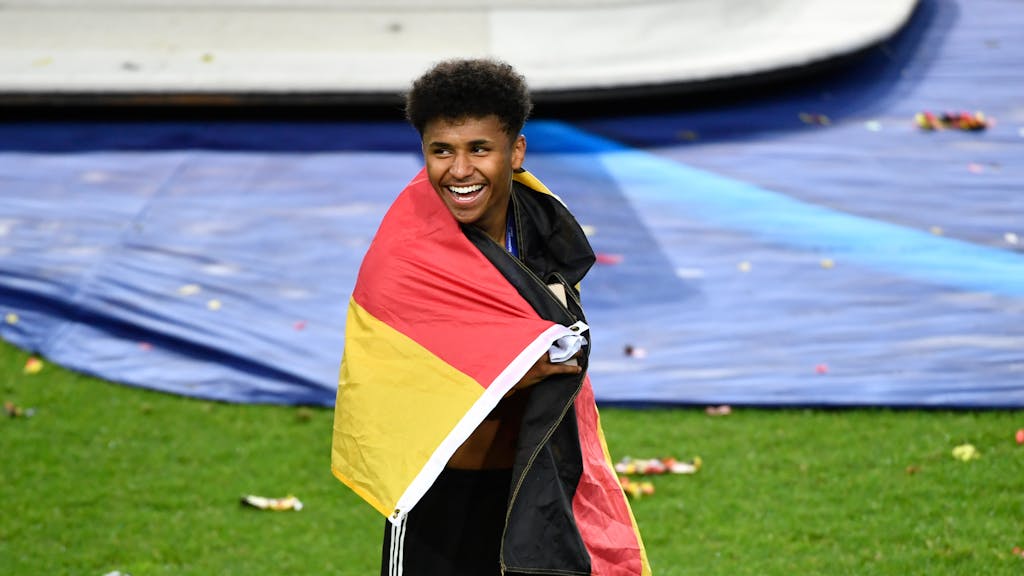 Karim Adeyemi mit Deutschlandfahne nach EM-Sieg