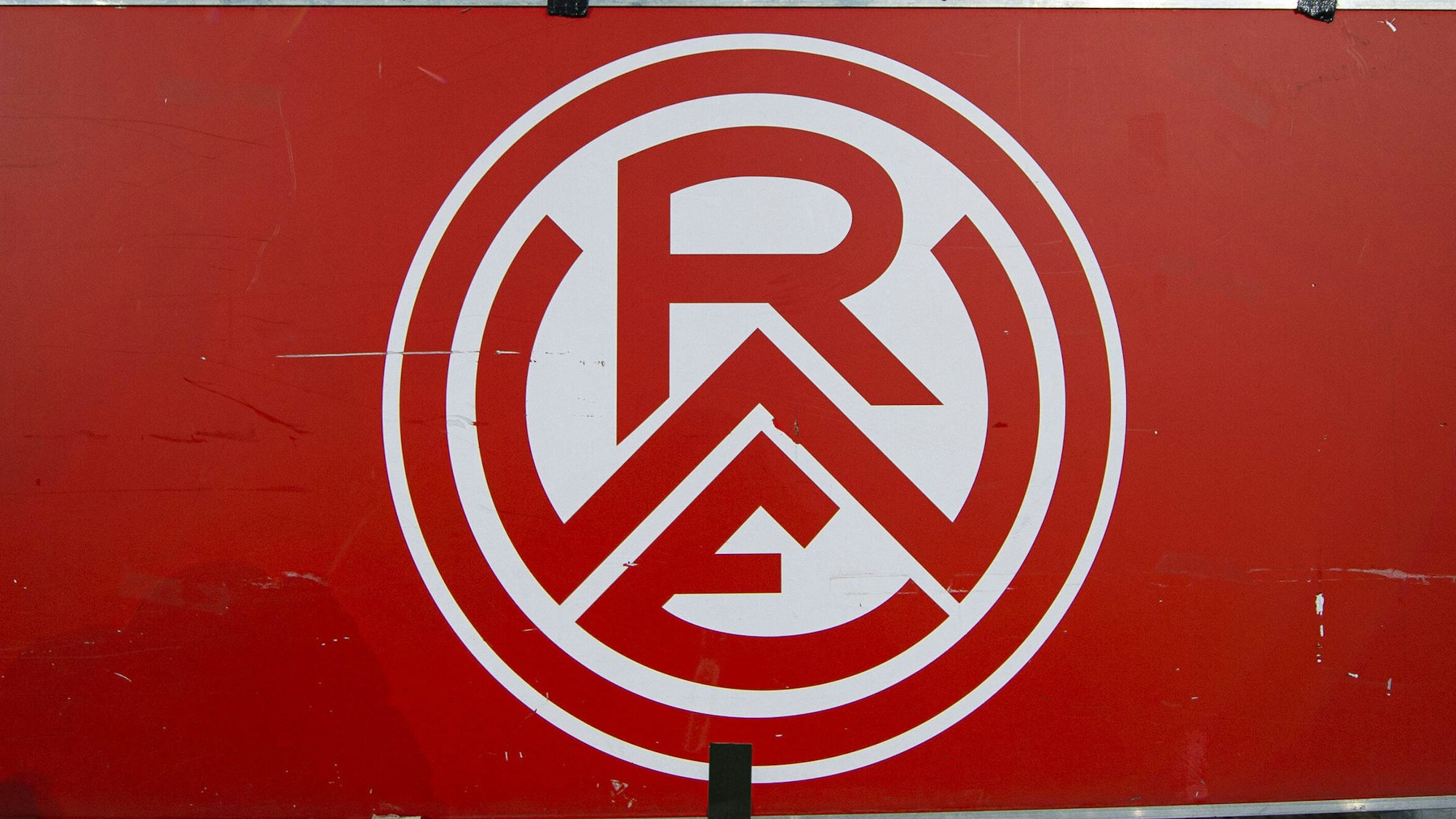 Emblem von Rot-Weiss Essen am Stadion an der Hafenstraße.