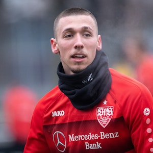 Darko Churlinov steht auf dem Trainingsspielfeld des VfB Stuttgart.