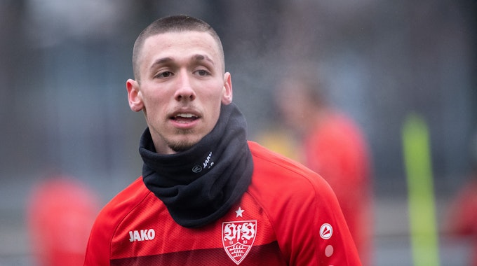 Darko Churlinov steht auf dem Trainingsspielfeld des VfB Stuttgart.