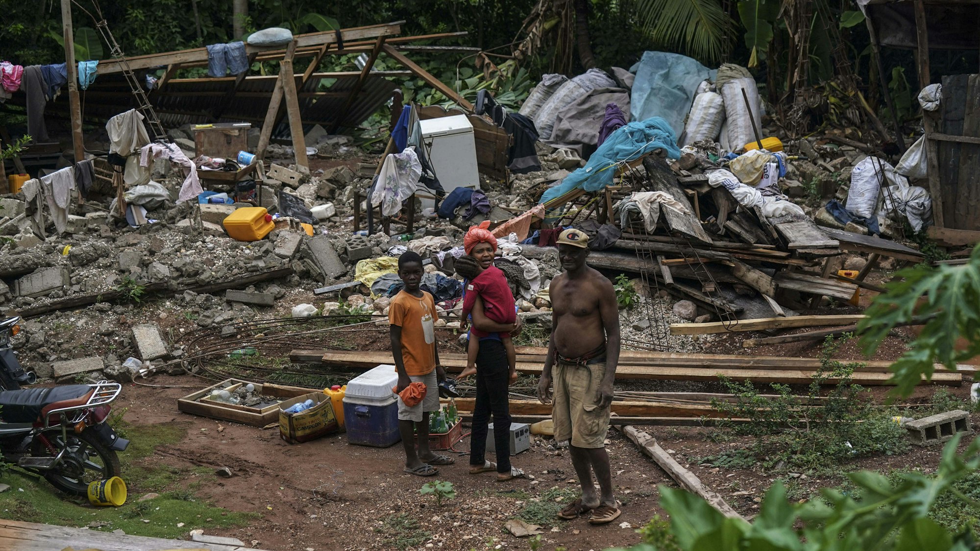 Menschen bergen Habseligkeiten aus den Trümmern ihres Hauses, das durch das Erdbeben in Fleurant zerstört wurde.