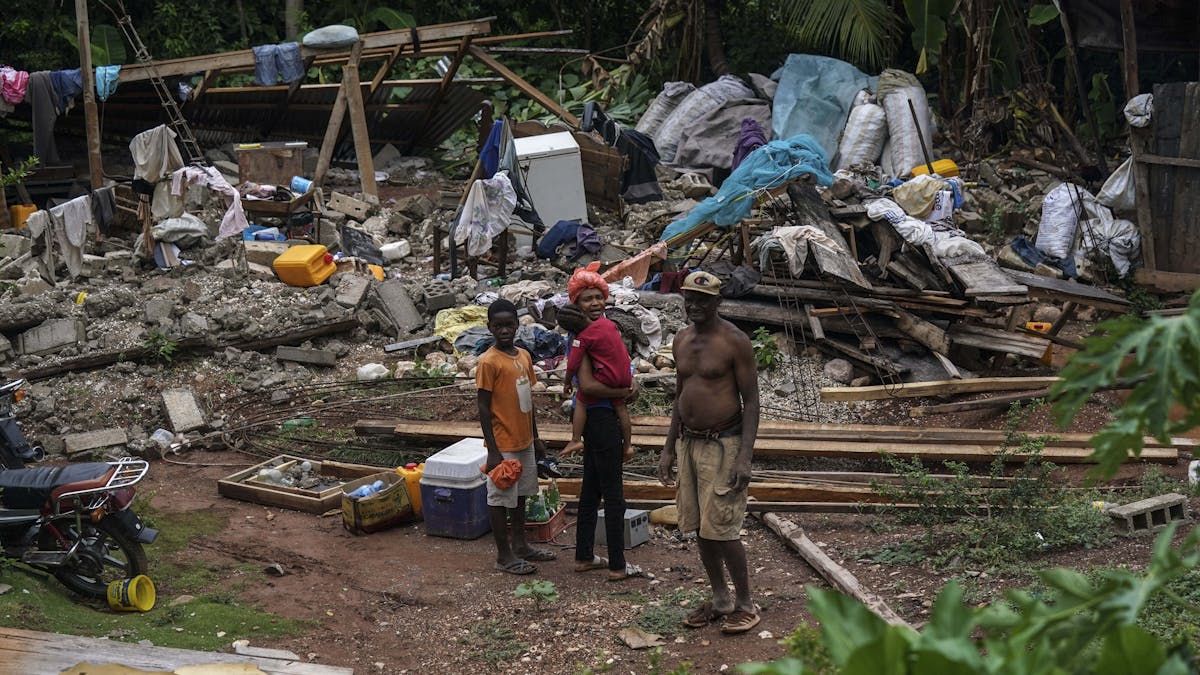 Menschen bergen Habseligkeiten aus den Trümmern ihres Hauses, das durch das Erdbeben in Fleurant zerstört wurde.