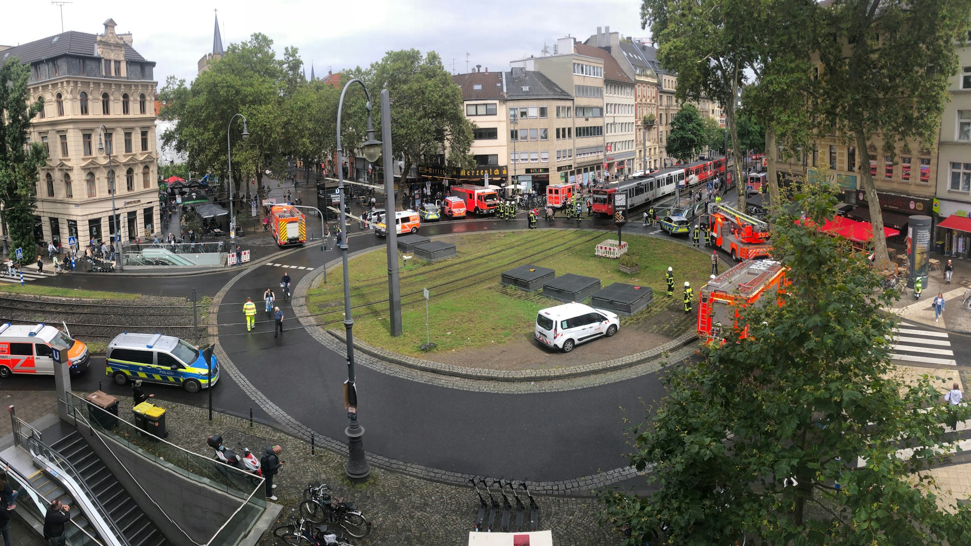 Polizei und Rettungskräfte stehen rund um den Chlodwigplatz in Köln.