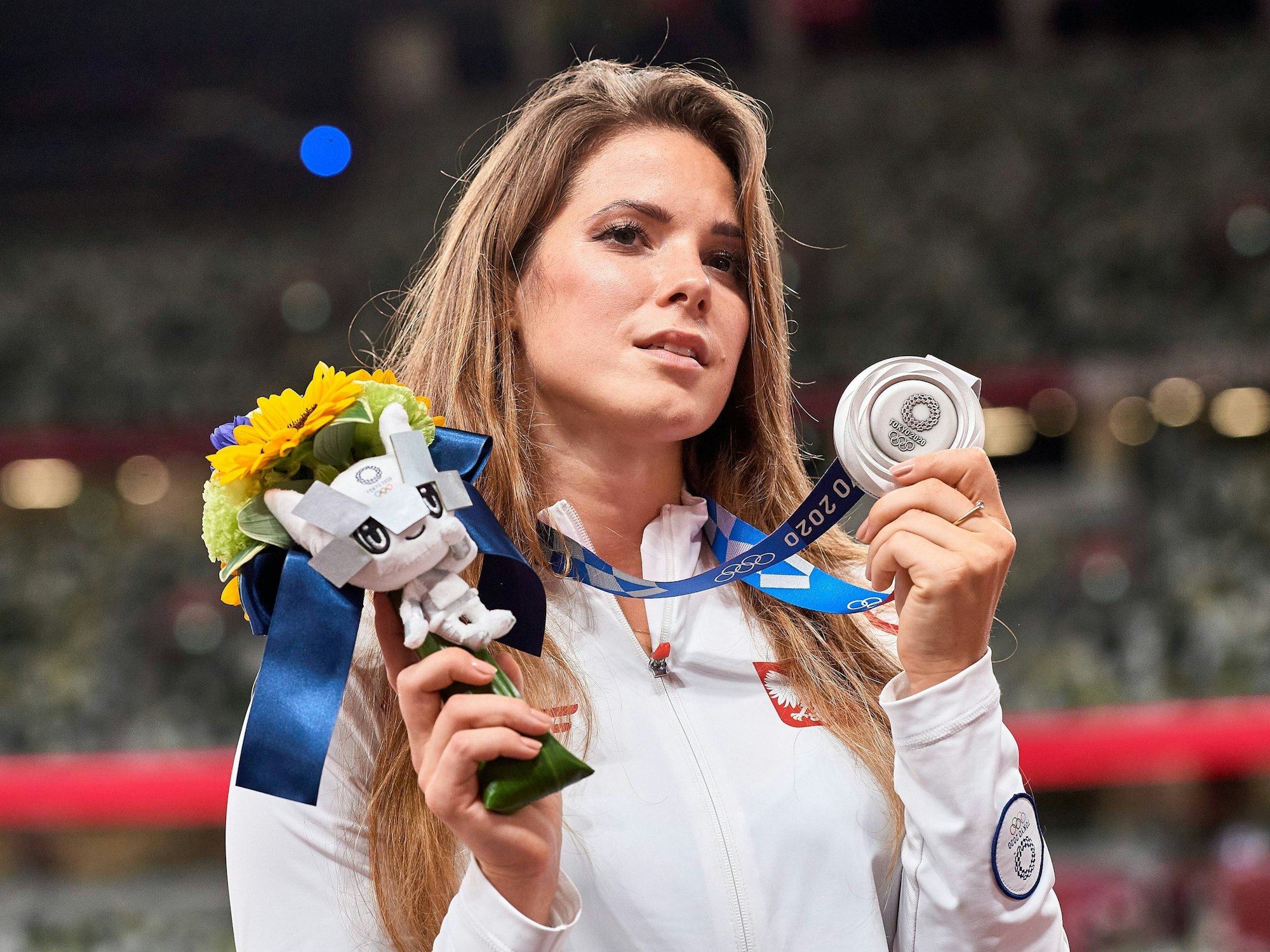 Die polnische SpeerwerferinMaria Andrejczyk präsentiert ihr in Tokio gewonnene Olympia-Silbermedaille.