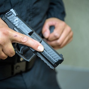 Wegen einer Schussabgabe in einer Anlage für Sportschützen ist am Mittwoch (18. August) das SEK im Einsatz. Das Symbolbild zeigt einen Mann, der eine Schusswaffe hält.