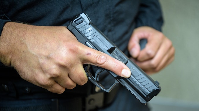 Wegen einer Schussabgabe in einer Anlage für Sportschützen ist am Mittwoch (18. August) das SEK im Einsatz. Das Symbolbild zeigt einen Mann, der eine Schusswaffe hält.