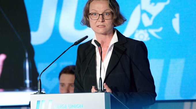 Ina Scharrenbach (CDU), Ministerin für Heimat, Kommunales, Bauen und Gleichstellung des Landes Nordrhein-Westfalen, spricht bei der Landesdelegiertentagung der Jungen Union von Nordrhein-Westfalen.