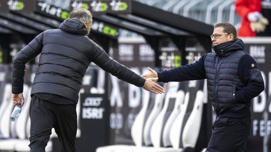 Gladbachs Ex-Trainer Marco Rose mit Manager Max Eberl beim Bundesliga-Spiel gegen den FSV Mainz 05 am 20.Februar 2021 beim abklatschen