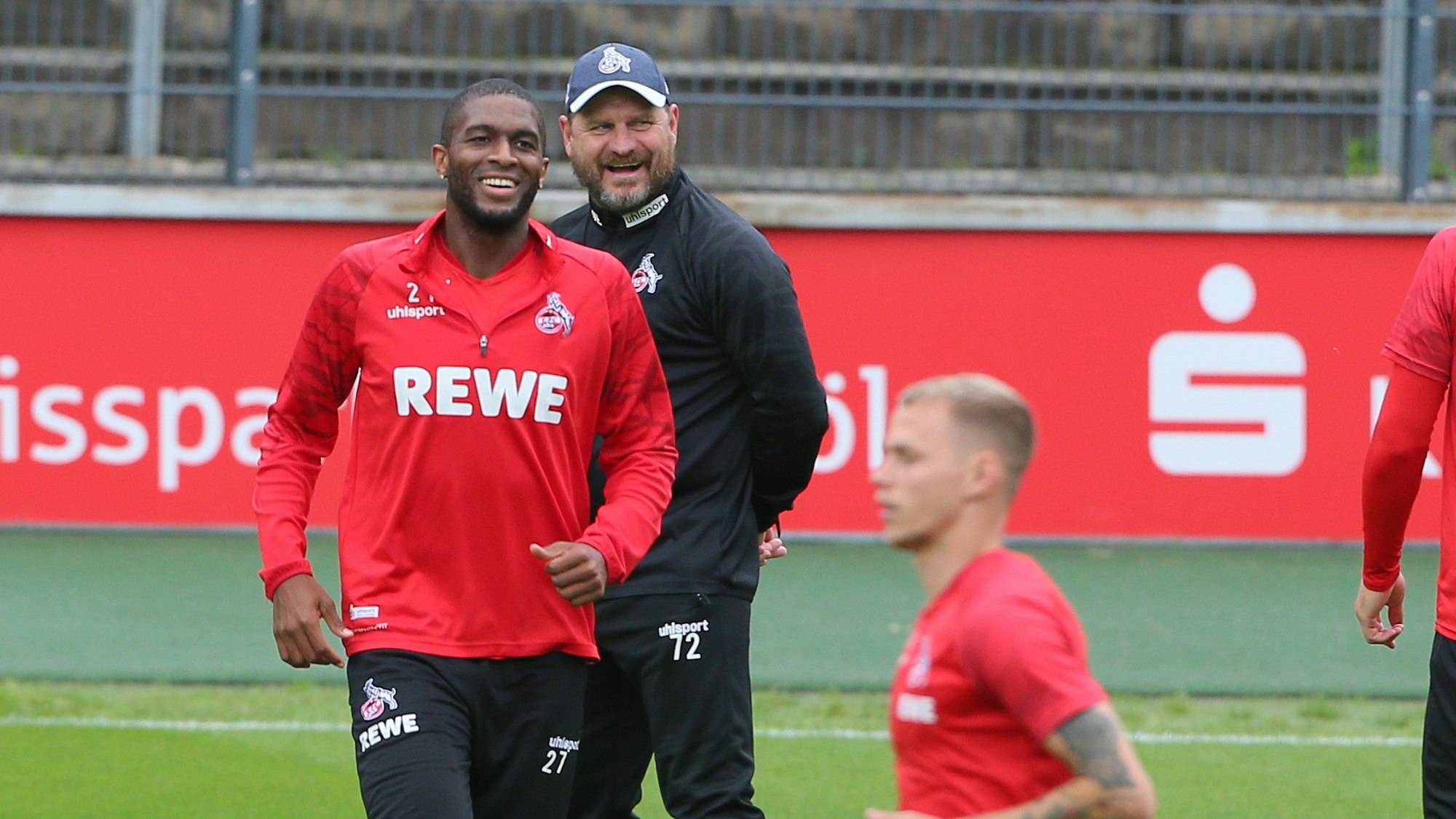 Steffen Baumgart und Anthony Modeste lachen im Training des 1. FC Köln.