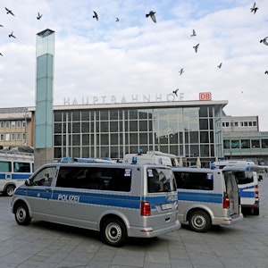 Polizeifahrzeuge stehen vor dem Kölner Hauptbahnhof.