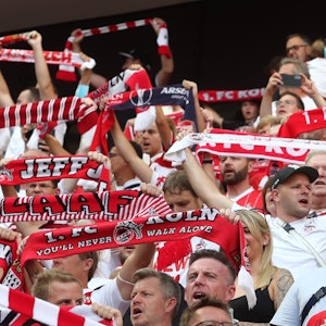 Fans des 1. FC Köln stehen im Rhein-Energie-Stadion.
