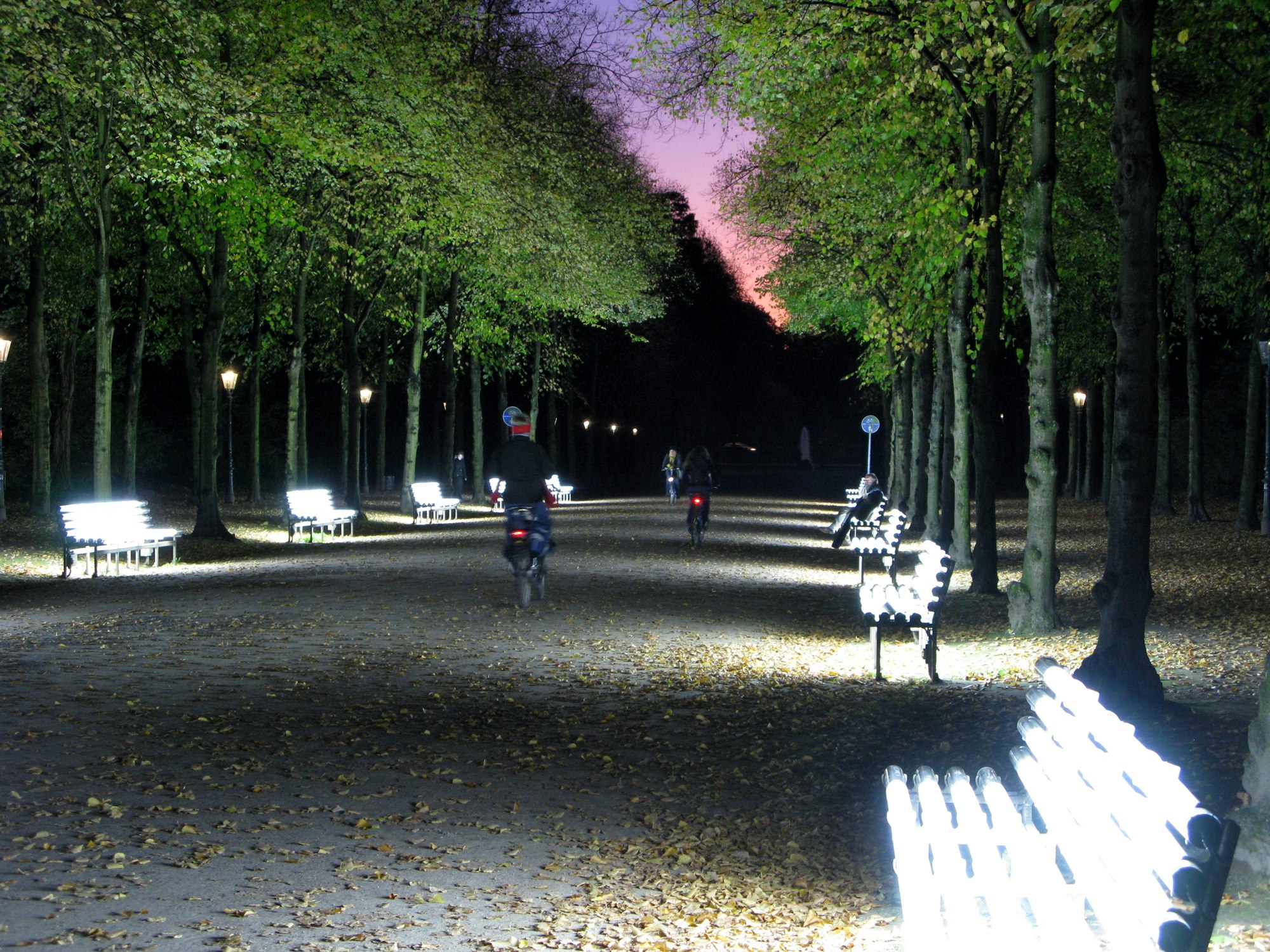 Noch im Herbst 2021 sollen die beliebten Lichtbänke (hier ein Foto von 2009) in den Düsseldorfer Hofgarten zurückkehren.