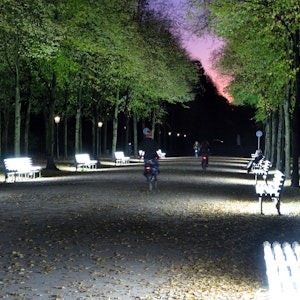 Noch im Herbst 2021 sollen die beliebten Lichtbänke (hier ein Foto von 2009) in den Düsseldorfer Hofgarten zurückkehren.