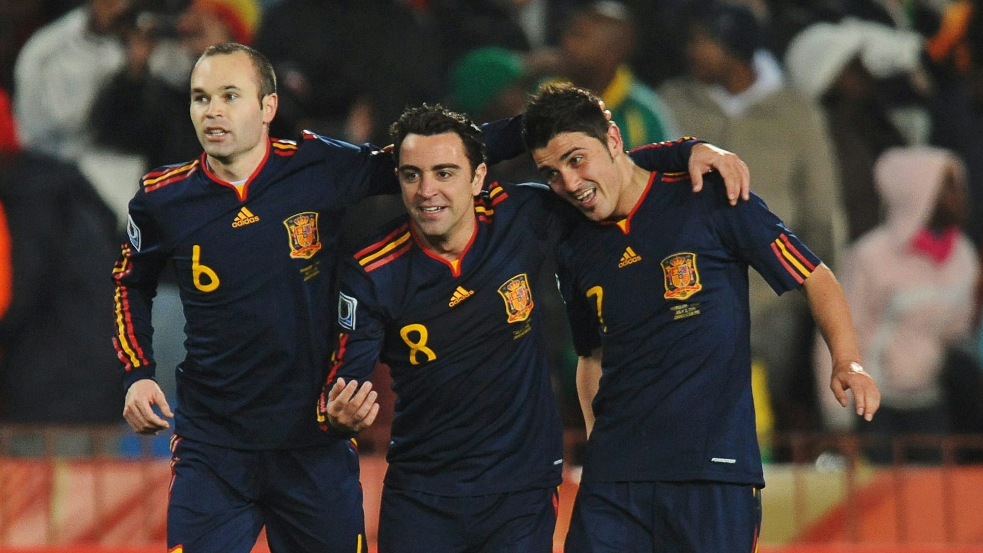 Andrés Iniesta, Xavi und David Villa bejubeln ein WM-Tor für Spanien.