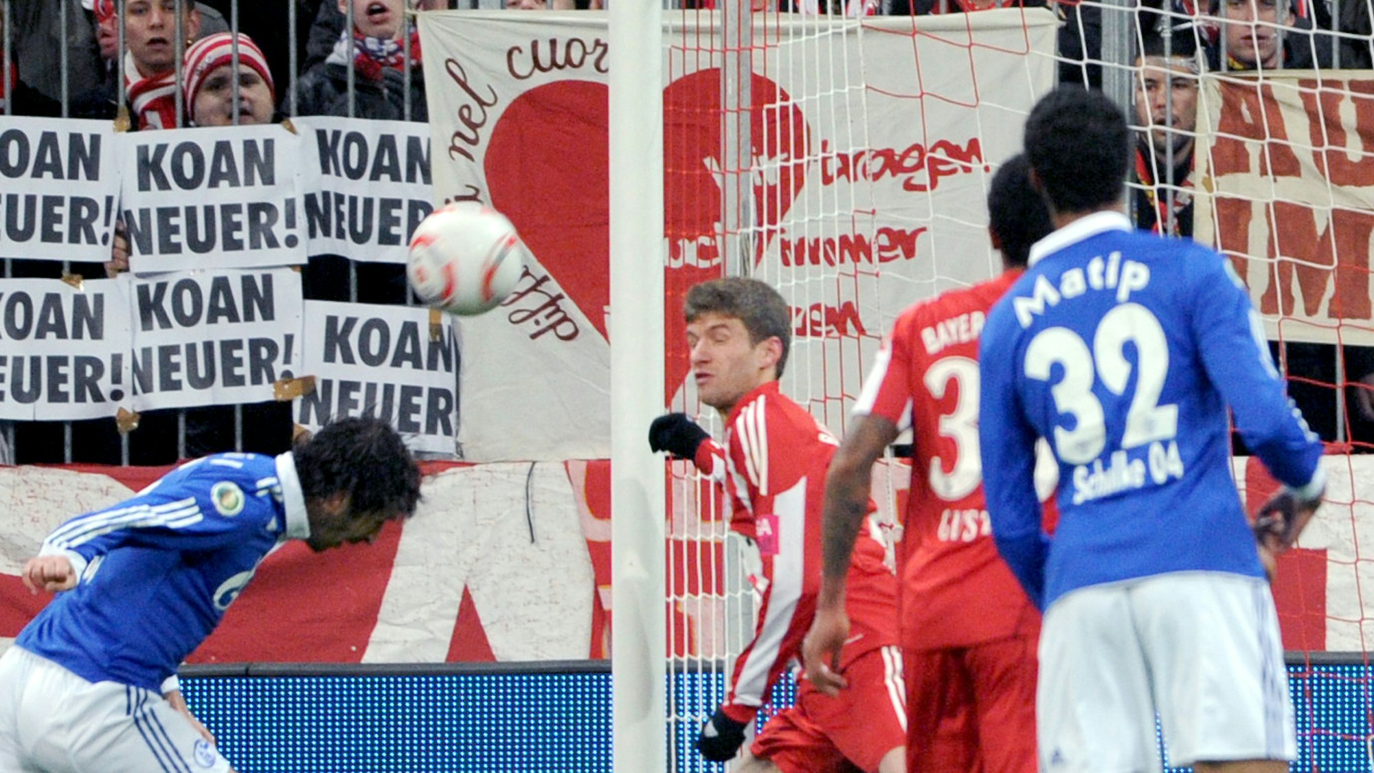 Raúl köpft einen Ball ins Tor, Thomas Müller kann nicht mehr retten.