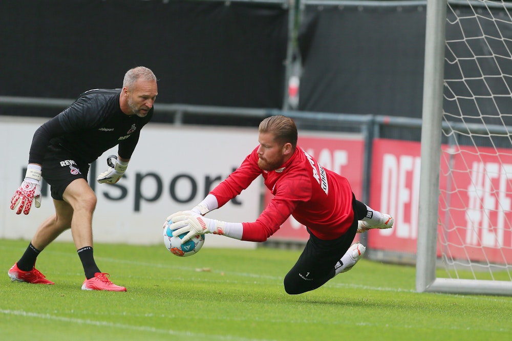 Uwe Gospodarek und Timo Horn (1. FC Köln) bei der Arbeit im Training.