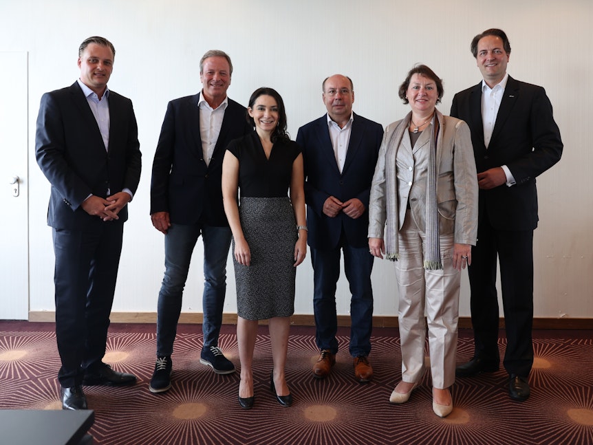 Gruppenfoto mit Dr. Konrad Adenauer, Michael Garvens, Dr. Janina Jänsch, Thomas Breuer, Anne Henk-Hollstein und Karl Alexander Mandl.