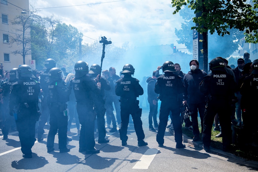 Die Polizei filmt die Fans vom TSV 1860 München auf der Straße.