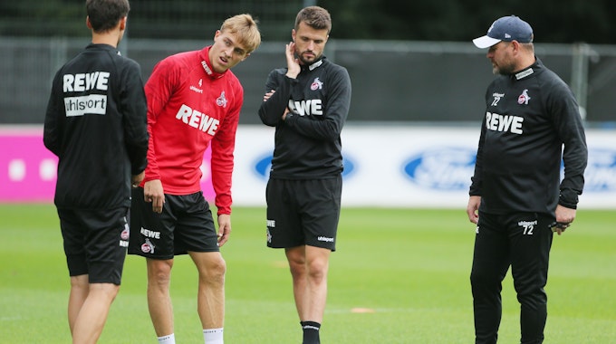 Timo Hübers (1. FC Köln), hat das Training nach dem Aufwärmen beendet.