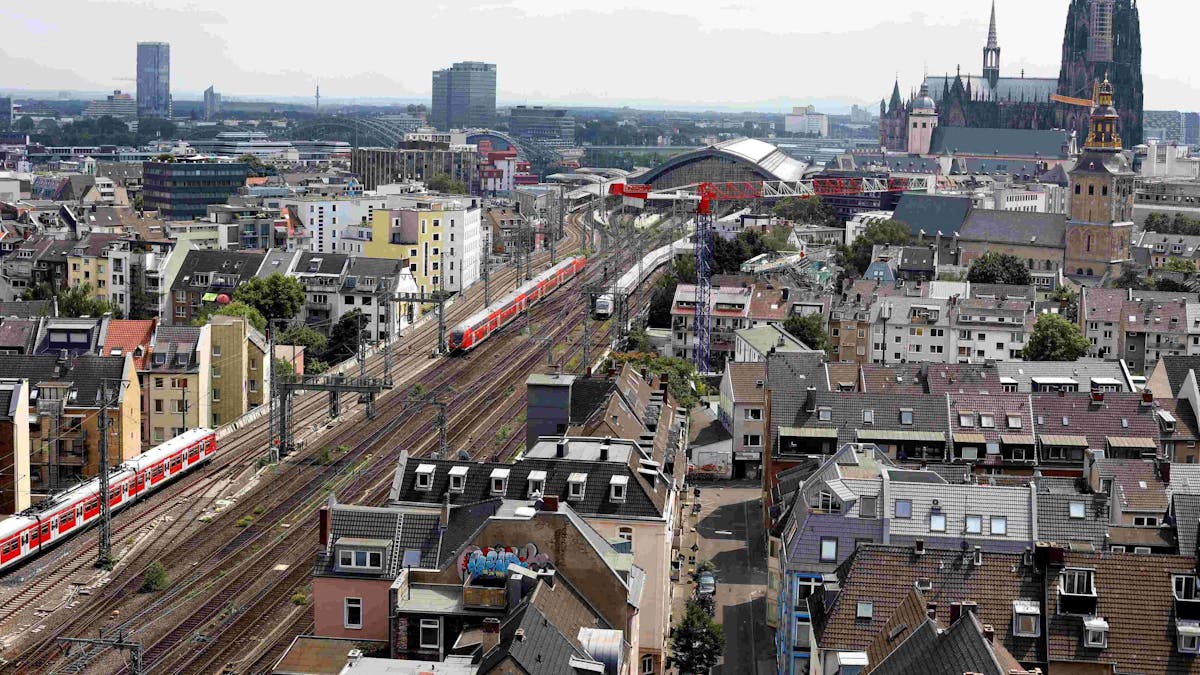 Eine S-Bahn fährt auf den Gleisen in Richtung Kölner Haptbahnhof.&nbsp;