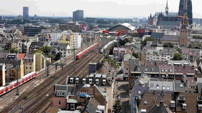 Eine S-Bahn fährt auf den Gleisen in Richtung Kölner Haptbahnhof.